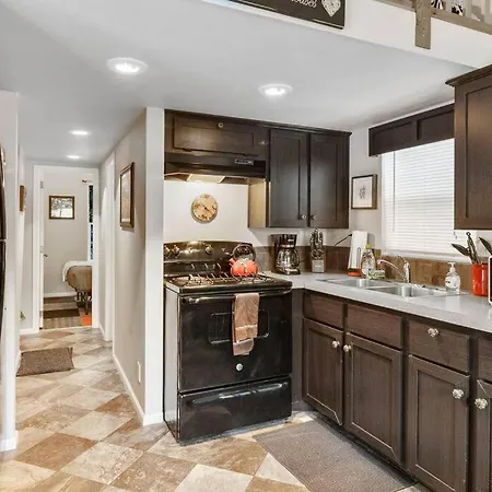 Cozy Tiny Home Steps Away From Mt. Rainier